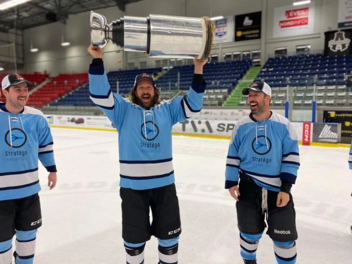 Photo de hockey fournie par Benoit Brosseau : célébration avec un trophée sur la glace.